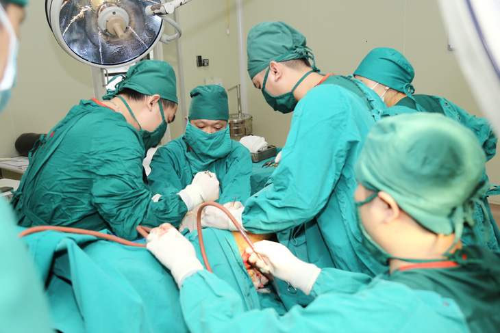 Các bác sĩ Bệnh viện Đa khoa Đức Giang (Hà Nội) cấp cứu bệnh nhân - Ảnh: BVCC