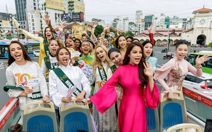 Trương Ngọc Ánh và thí sinh Miss Earth 2023 diện áo dài tham quan TP