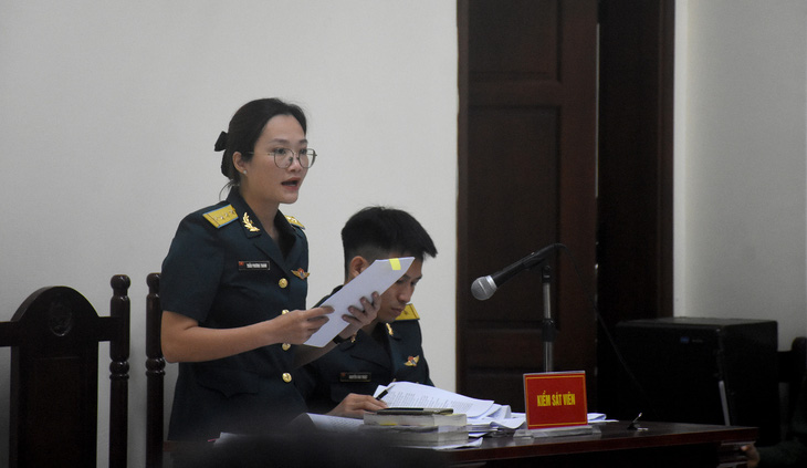 Đại diện viện kiểm sát tranh luận tại tòa - Ảnh: DUY THANH