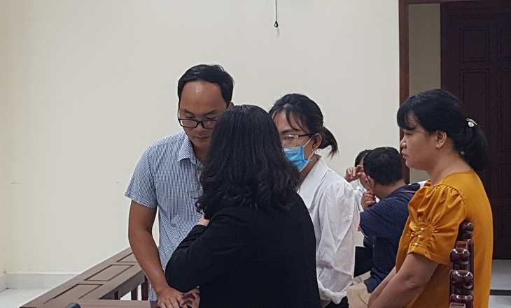 Bị cáo Minh và người thân mong gia đình nữ sinh tử vong trong vụ tai nạn giao thông tha thứ - Ảnh: DUY THANH