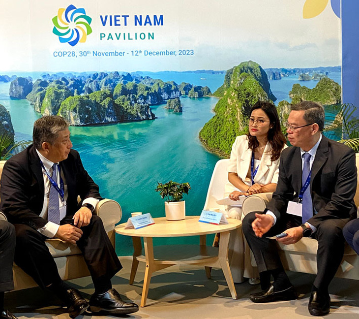 Chủ tịch hội đồng quản trị VietinBank Trần Minh Bình và lãnh đạo MUFG (trái) thảo luận về các cơ hội hợp tác trong lĩnh vực tài chính bền vững - Ảnh: VTB