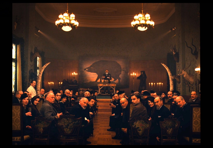 Cảnh đọc di chúc chia tài sản trong phim Khách sạn đế vương (The Grand Budapest Hotel 2014), bộ phim được trau chuốt từng chi tiết nhỏ trong mỗi khung hình (giành 4 giải Oscar năm 2015, trên 12 đề cử)