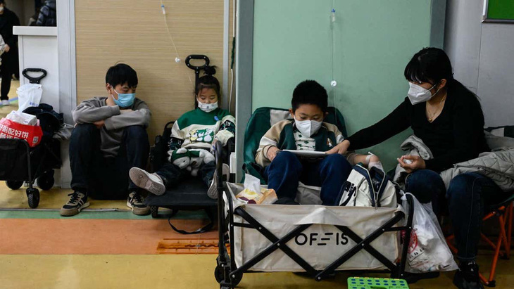 Trẻ em được điều trị tại bệnh viện ở Bắc Kinh, Trung Quốc, ngày 23-11-2023. Ảnh: AFP