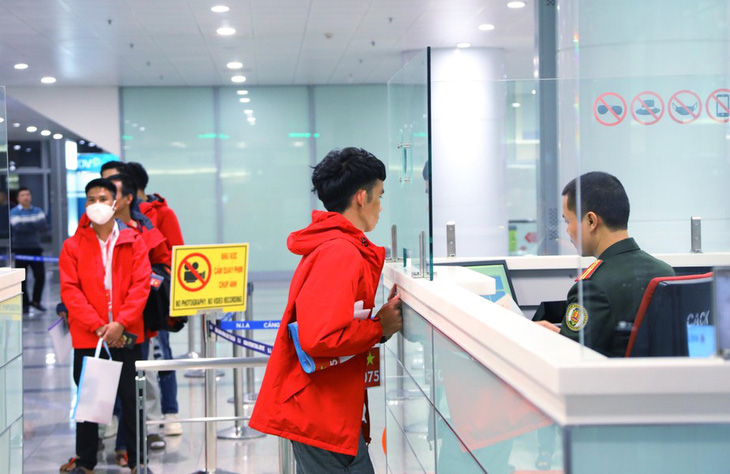 Người được sơ tán làm thủ tục nhập cảnh tại sân bay Nội Bài - Ảnh: TTXVN