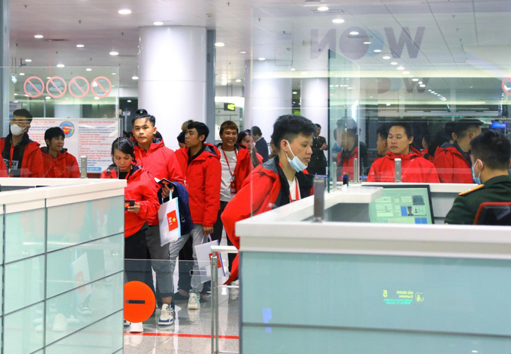 Công dân được sơ tán từ Myanmar làm thủ tục nhập cảnh tại sân bay Nội Bài ngày 5-12 - Ảnh: TTXVN