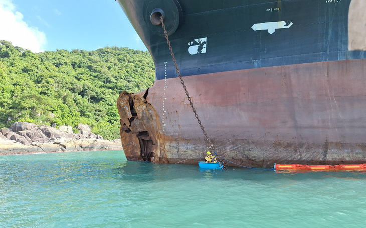Khẩn cấp ứng phó sự cố tràn dầu 4 tàu sắt dạt vào biển miền Trung