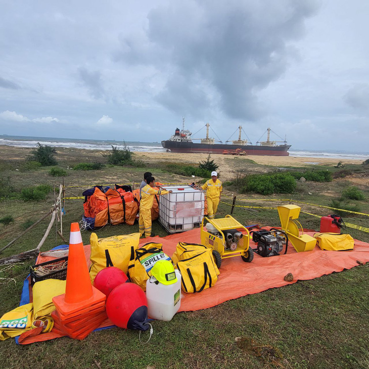Thiết bị chuyên dụng, nhân công ngăn sự cố tràn dầu được tập trung về vị trí tàu New Energy ở Núi Thành, Quảng Nam chiều 5-12 - Ảnh: B.D.