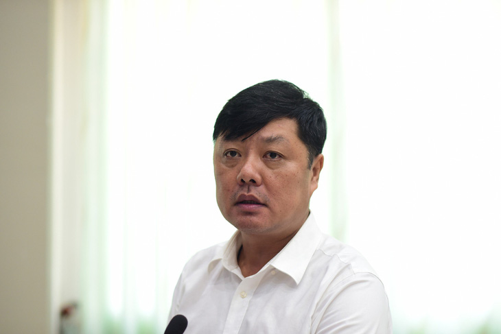 Thượng tá Nguyễn Đình Dương, phó giám đốc Công an TP.HCM, trao đổi với cử tri một số thông tin về Luật Căn cước - Ảnh: T.L.