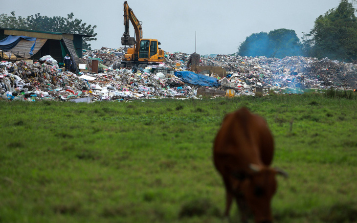 Điểm tập kết rác thải thành bãi rác hàng ngàn tấn