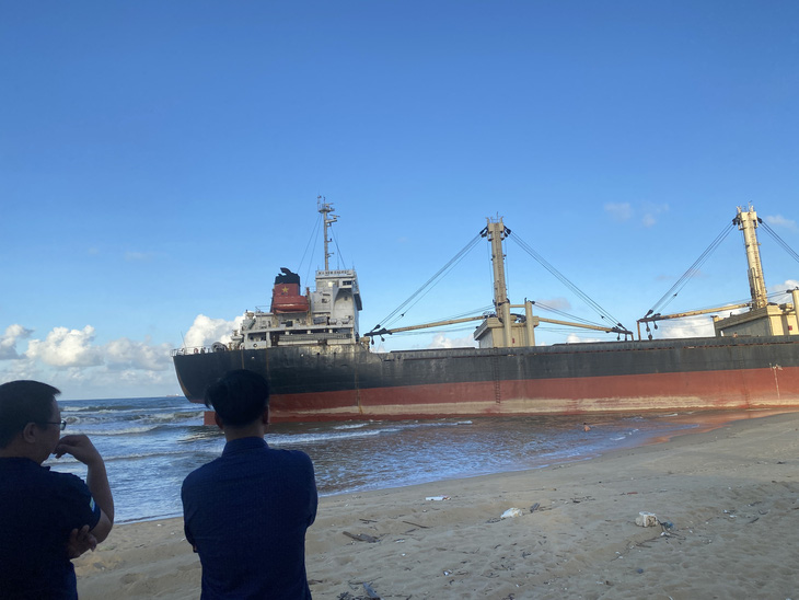 Tàu New Energy mắc cạn tại vùng biển giáp ranh Quảng Nam với Quảng Ngãi - Ảnh: B.D.