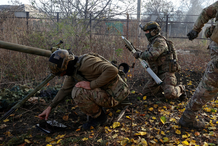 Các thành viên đơn vị đặc nhiệm Omega thuộc Lực lượng vệ binh quốc gia Ukraine chuẩn bị súng phóng lựu chống tăng SPG-9 để bắn về phía Nga ở thị trấn Avdiivka - Ảnh: REUTERS