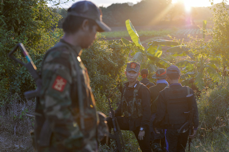 Các nhóm nổi dậy ở Myanmar chiến đấu dựa vào rừng núi gây khó khăn cho quân đội nước này - Ảnh: REUTERS