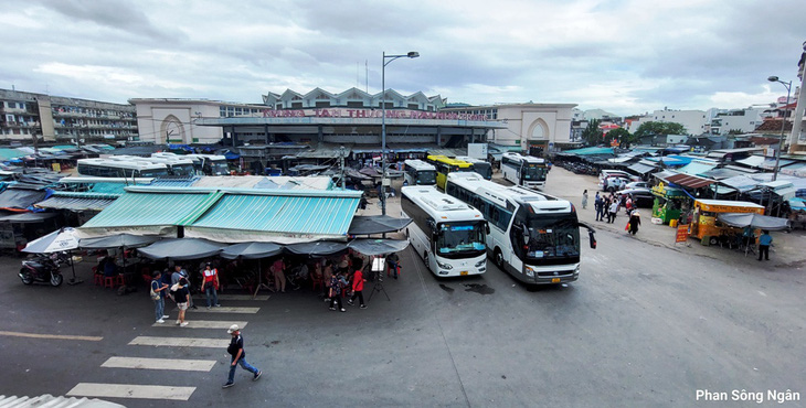 Chợ Đầm tròn Nha Trang hiện đang bị đóng cửa, bên ngoài chợ thì có phần lộn xộn, bát nháo - Ảnh: PHAN SÔNG NGÂN