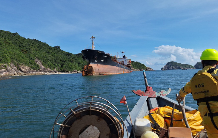 Lực lượng xử lý của Trung tâm Ứng phó sự cố môi trường Việt Nam tại khu vực miền Trung tiếp cận tàu King Rich để quây phao - Ảnh: C.H.