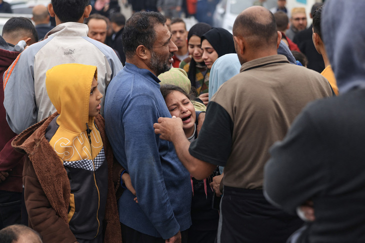 Người Palestine khóc thương cho người thân thiệt mạng sau cuộc tấn công của Israel ở miền nam Gaza ngày 5-12 - Ảnh: AFP
