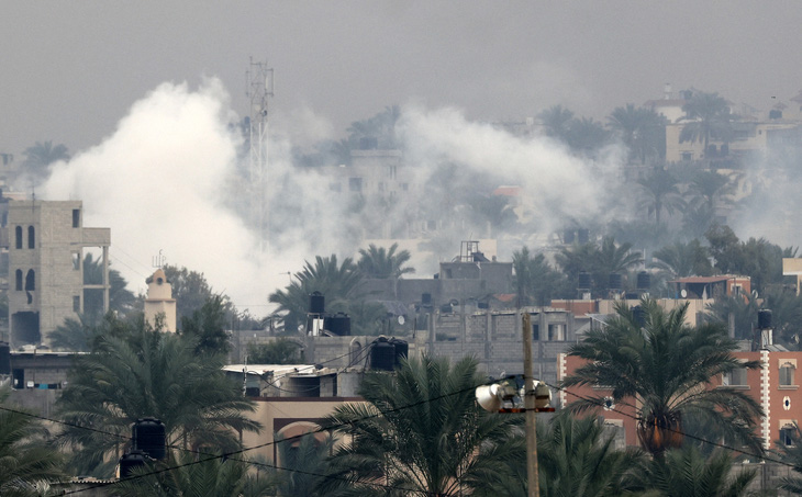 Những cột khói bốc lên tại Khan Younis, miền nam Gaza khi giao tranh giữa Israel - Hamas trong ngày 5-12 được đánh giá là dữ dội nhất kể từ đầu xung đột đến nay - Ảnh: AFP