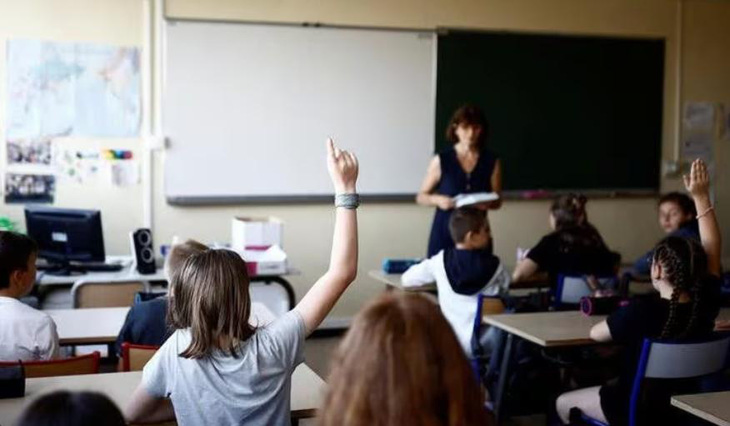 Buổi học đầu tiên của năm học mới ở Savenay, Pháp, ngày 4-9-2023 - Ảnh: REUTERS