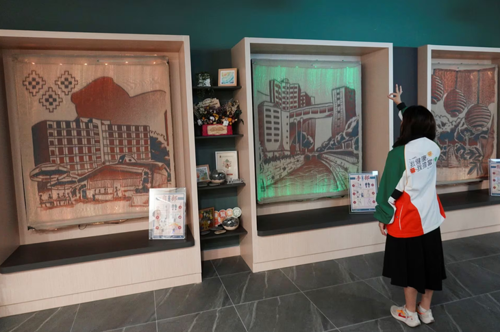 Khu trưng bày sản phẩm làm từ loại vải thông minh ở Trung tâm Phục hồi chức năng quận Wong Tai Sin của Hong Kong - Ảnh: REUTERS