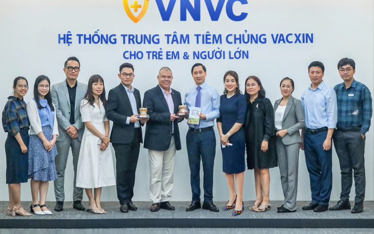 'Hiệp sĩ chống dịch' từ Anh đến Việt Nam chia sẻ kinh nghiệm ứng phó đại dịch