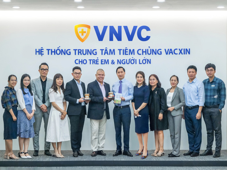 Giáo sư Jonathan Van Tam thăm và làm việc với Hệ thống tiêm chủng VNVC - Ảnh: PHONG LAN
