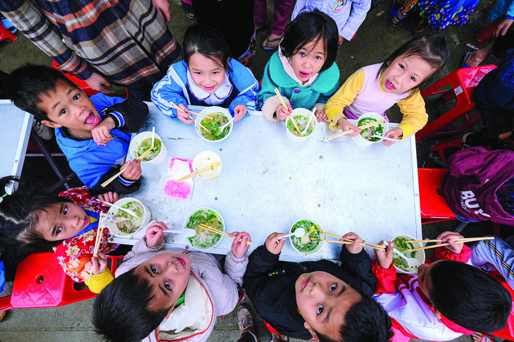 Các em nhỏ ở bản Mà, huyện Thanh Chương (Nghệ An) trong lần đầu tiên được ăn phở. Ảnh: NAM TRẦN