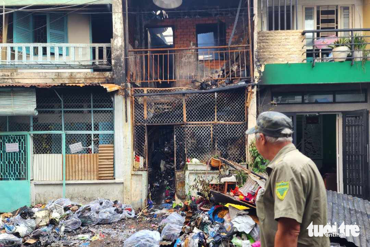 Căn nhà bị cháy nằm sâu trong hẻm đường Lê Văn Sỹ, phường 1, quận Tân Bình, TP.HCM - Ảnh: NGỌC KHẢI