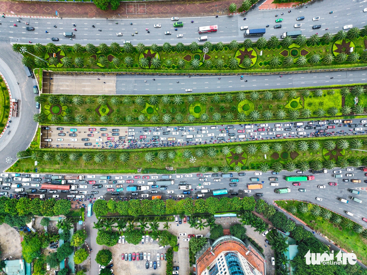 Hàng dài xe cộ nối đuôi nhau tại điểm đầu đại lộ Thăng Long