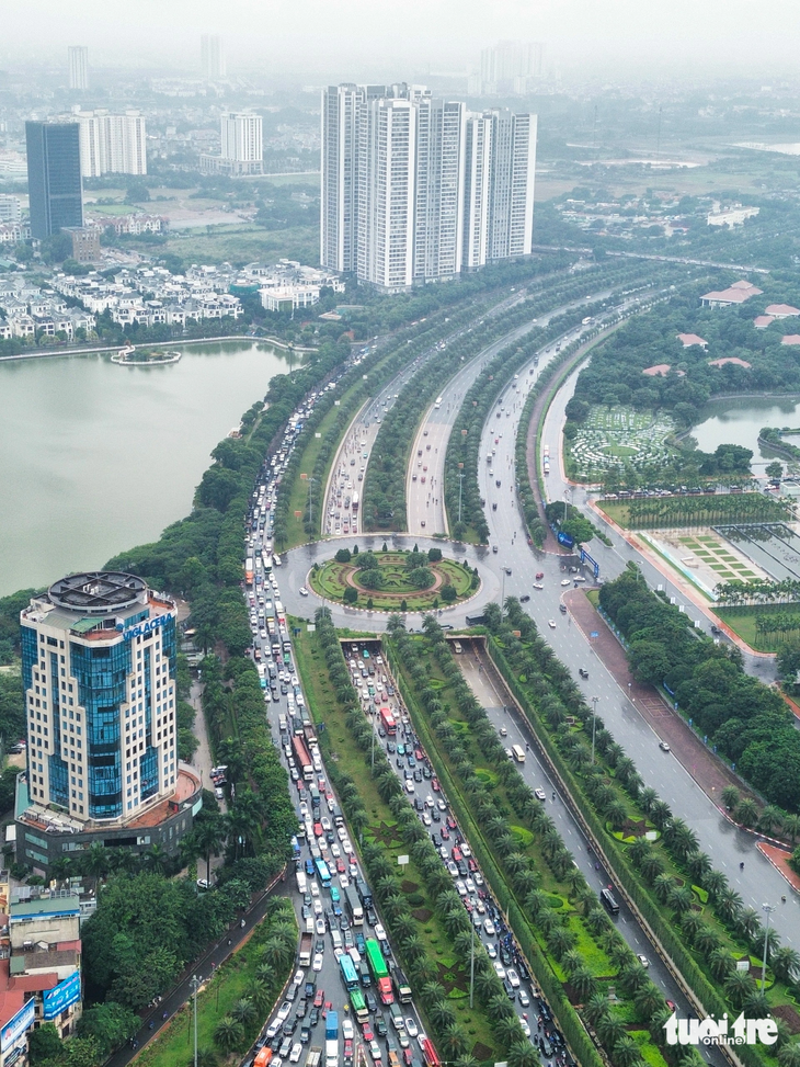 Đại lộ Thăng Long hướng về Trần Duy Hưng - vành đai 3 sáng 6-12 ùn tắc hơn 1km