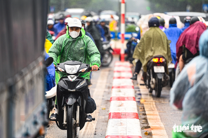 Sáng nay, nhiều tuyến đường Hà Nội kẹt cứng trong mưa lạnh- Ảnh 4.