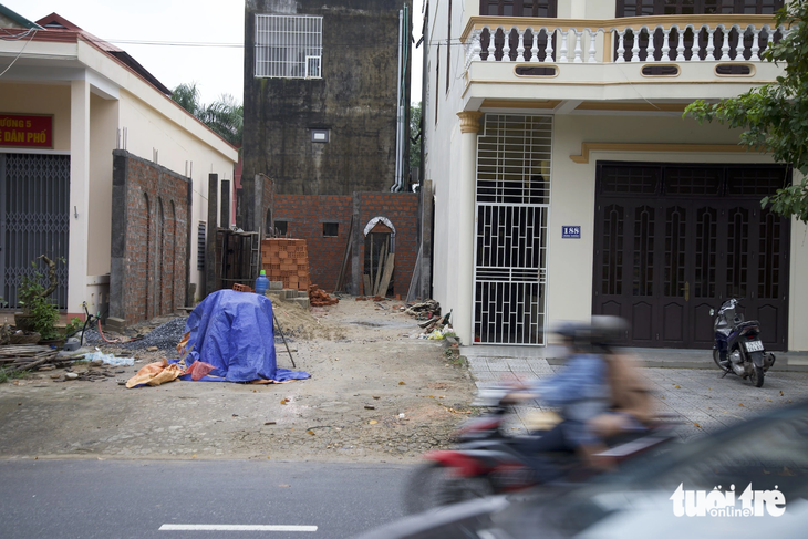 TP Đông Hà lên phương án đánh lại số nhà trên đường Hùng Vương - Ảnh: HOÀNG TÁO