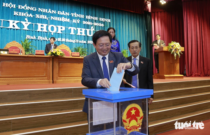 Các đại biểu HĐND tỉnh Bình Định bỏ phiếu tín nhiệm đối với những người giữ chức vụ do HĐND tỉnh bầu - Ảnh: LÂM THIÊN