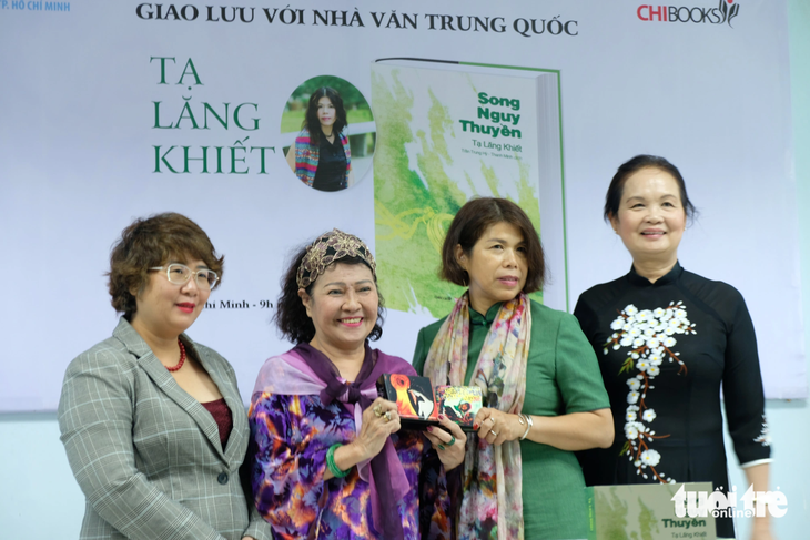 Từ trái qua: dịch giả Lệ Chi, nhà thơ Lê Thị Kim, nhà văn Tạ Lăng Khiết và nhà văn Bích Ngân - Ảnh: LINH ĐOAN
