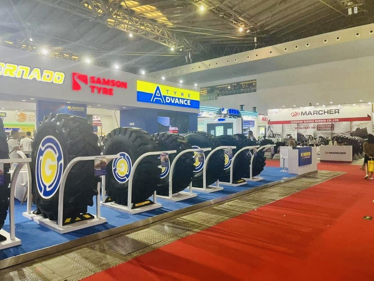 Doanh nghiệp Trung Quốc tăng sản xuất lốp xe tải ở Việt Nam. Trong ảnh: Tại một triển lãm trưng bày các mẫu lốp xe đến khách hàng - Ảnh: CTV