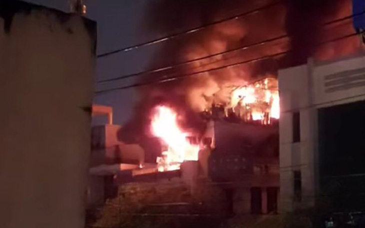 Cháy nhà trong hẻm đường Lê Văn Sỹ, hai người tử vong