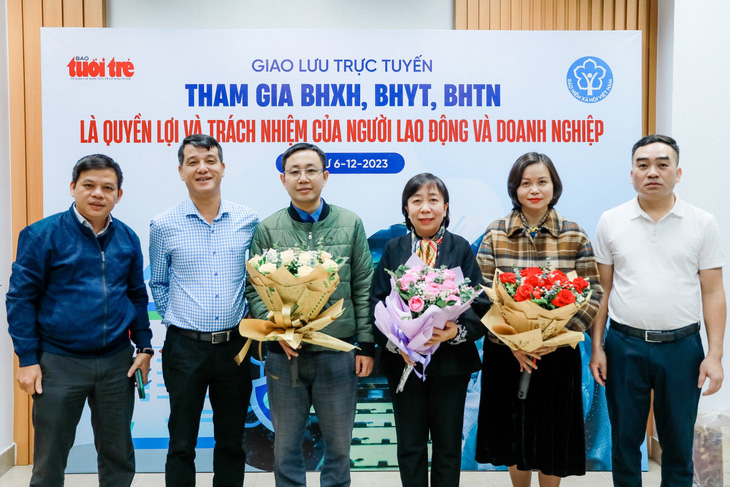 Các khách mời tham gia buổi giao lưu trực tuyến sáng nay cùng đại diện báo Tuổi Trẻ - Ảnh: DANH KHANG