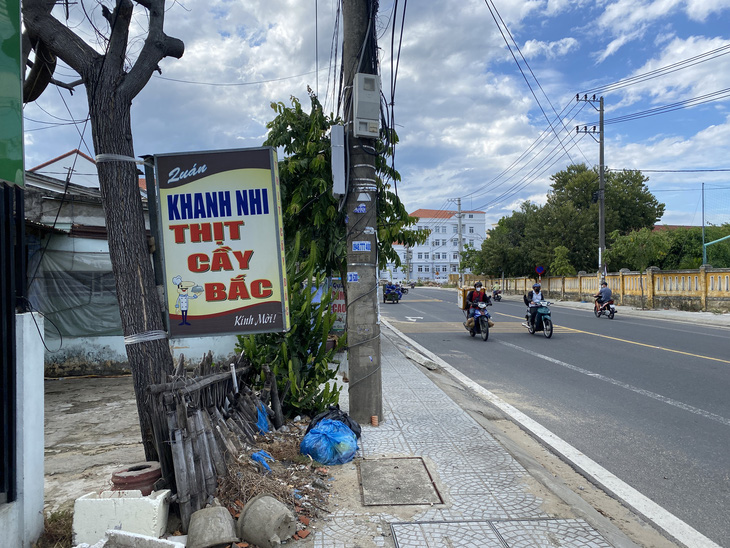 Tiệm thịt chó trên đường Nguyễn Tất Thành, cách phố cổ khoảng 3km - Ảnh: B.D.