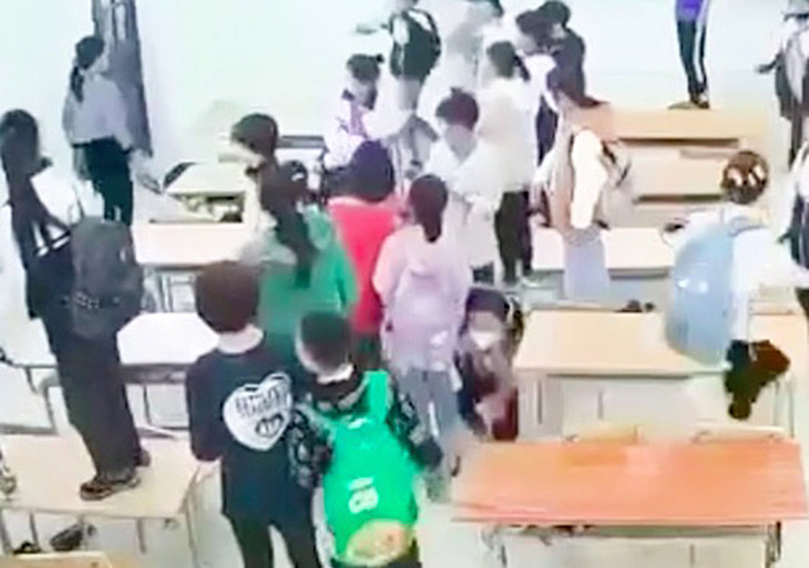 Cảnh cô giáo bị học sinh “nhốt” trong lớp học - Ảnh:  cắt từ clip