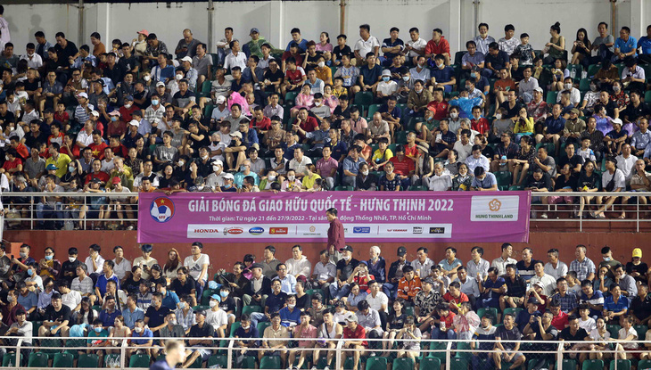 Rất đông khán giả đến sân Thống Nhất ở Giải giao hữu quốc tế - Cúp Hưng Thịnh 2022 - Ảnh: N.K.