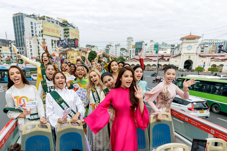Diễn viên Trương Ngọc Ánh và các thí sinh Miss Earth 2023 quảng bá du lịch TP.HCM - Ảnh: CAO MINH MẪN