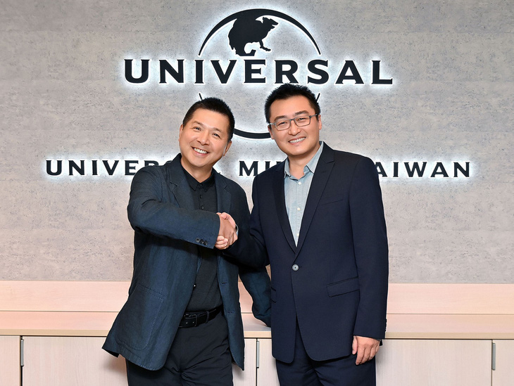 Giám đốc JVR JR Yang (bên trái) và Chủ tịch và Giám đốc điều hành của Universal Music Trung Quốc Timothy Xu (bên phải)