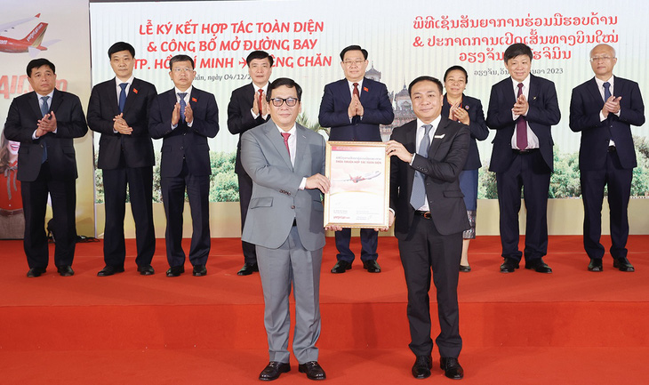 Ông Đinh Việt Phương - Tổng Giám đốc Vietjet và Ông Khamla Phommavanh - Giám đốc Điều hành Lao Airlines cùng trao Thỏa thuận hợp tác toàn diện giữa Vietjet và Lao Airlines trước sự chứng kiến của lãnh đạo hai nước.