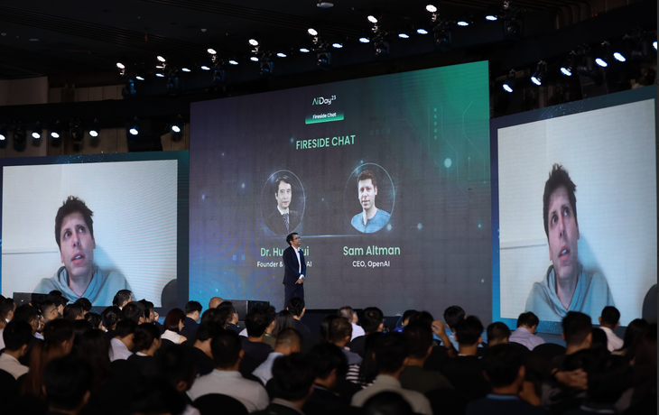 Cuộc trò chuyện trực tuyến giữa CEO của OpenAI Sam Altman và TS Bùi Hải Hưng, CEO của VinAI, tại AI Day 2023 - Ảnh: MỘC ANH