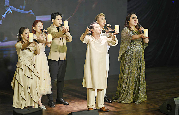 Sevinch (bìa phải) hòa giọng cùng Thành Lộc trong ca khúc  Tôi, một người mù (trích từ vở Tiên Nga)
