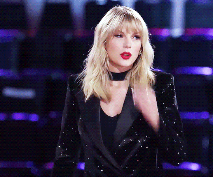 Taylor Swift là ca sĩ kiêm nhạc sĩ người Mỹ, nổi lên nhờ những bản nhạc đồng quê vào năm 2006 - Ảnh: The Voice