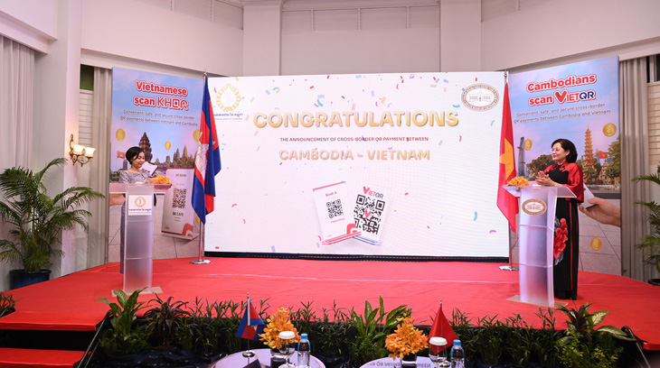 Thống đốc Ngân hàng Nhà nước Việt Nam và Ngân hàng Quốc gia Campuchia thực hiện nghi lễ ra mắt dịch vụ thanh toán xuyên biên giới sử dụng QR code - Ảnh: N.P.