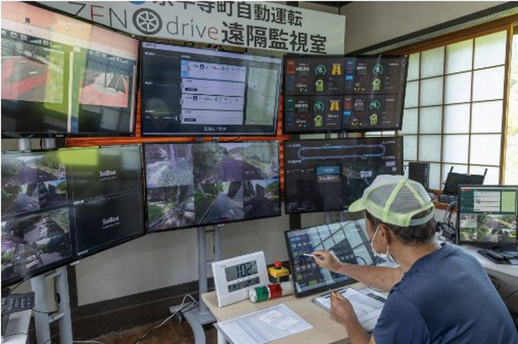 Một trung tâm giám sát xe tự lái ở Nhật - Ảnh: Bloomberg