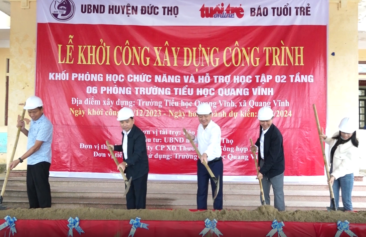 Lãnh đạo UBND huyện Đức Thọ tại lễ khởi công xây dựng công trình - Ảnh: H.A.