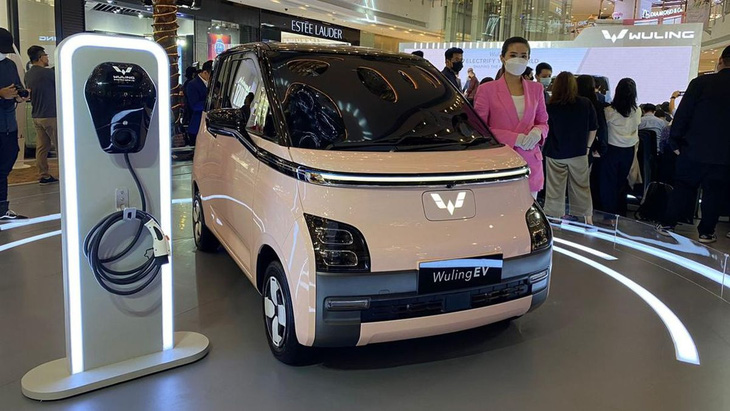 Những mẫu xe điện giá rẻ được cho là sẽ kích thích nhu cầu người tiêu dùng ở các nước, đặc biệt là thị trường mới nổi như Đông Nam Á. Trong ảnh là Wuling Air EV, phiên bản nhiều tính năng hơn của HongGuang MiniEV ở Việt Nam - Ảnh: DetikOto