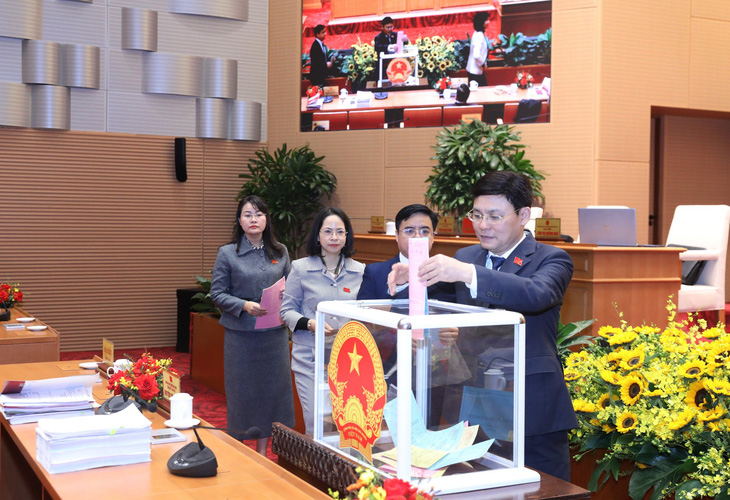 HĐND TP Hà Nội tiến hành lấy phiếu tín nhiệm các chức danh theo quy định trong sáng 6-12 - Ảnh: QUANG VIỄN
