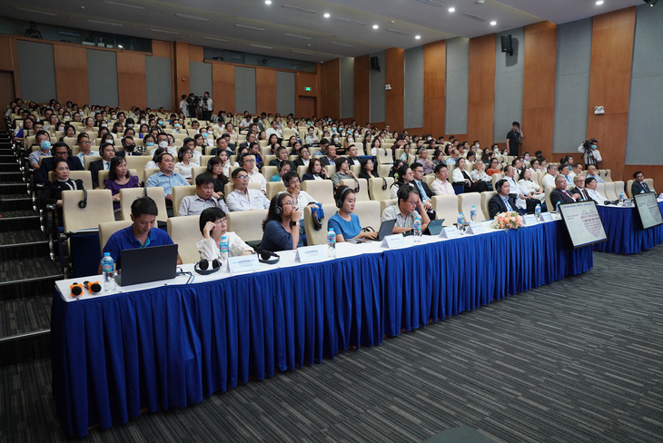 300 người, gồm các chuyên gia, bác sĩ, nhà quản lý và nghiên cứu dịch tễ trong nước lắng nghe giáo sư Jonathan Van Tam chia sẻ - Ảnh: PHONG LAN